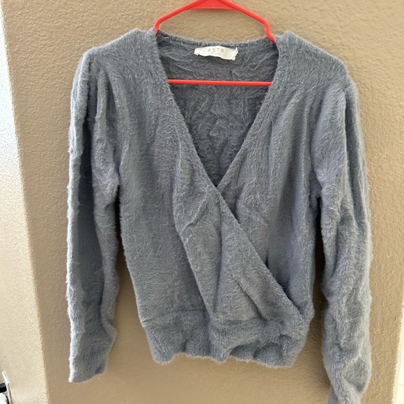 ASTR The Label V-Neck Fuzzy sweater w/puff sleeves😻 - Picture 3 of 6